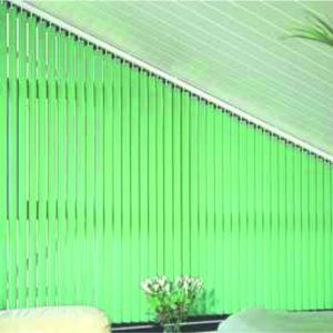 Osio pystylamelliverho vinossa ikkunassa