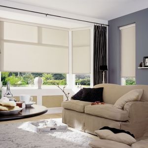 Kuultavat rullaverhot olohuoneessa