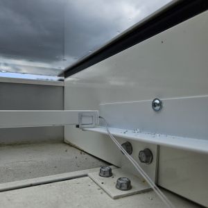 Kattokaihtimien asennus terassille