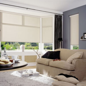 Kuultavat rullaverhot olohuoneessa